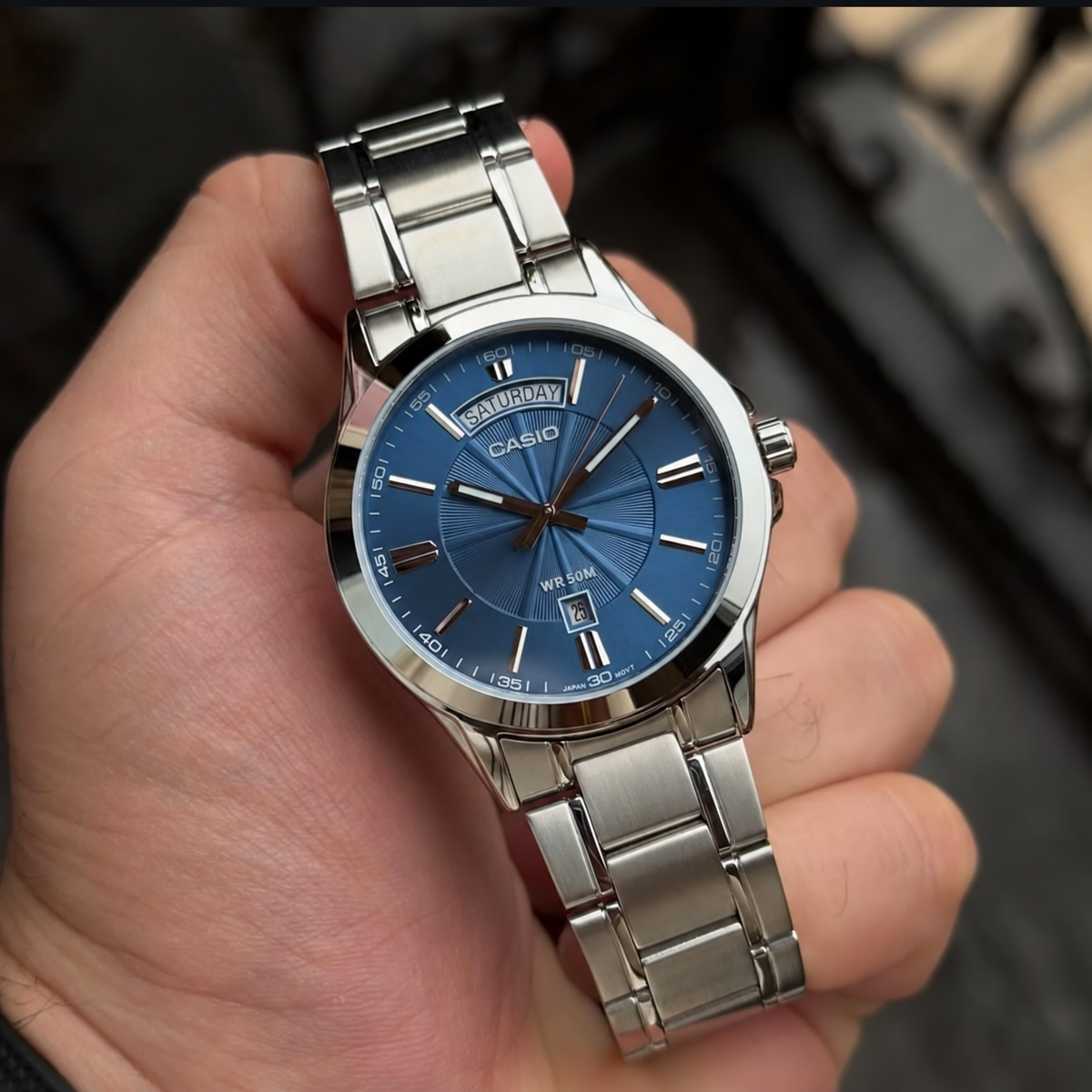 MTP-1381D-2AV Casio azul para hombre, vista frontal con correa de acero y calendario