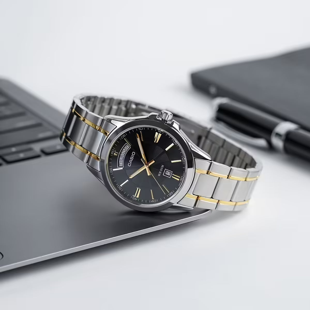 MTP-1381G-1AV Casio negro y dorado para hombre, con correa de acero bicolor