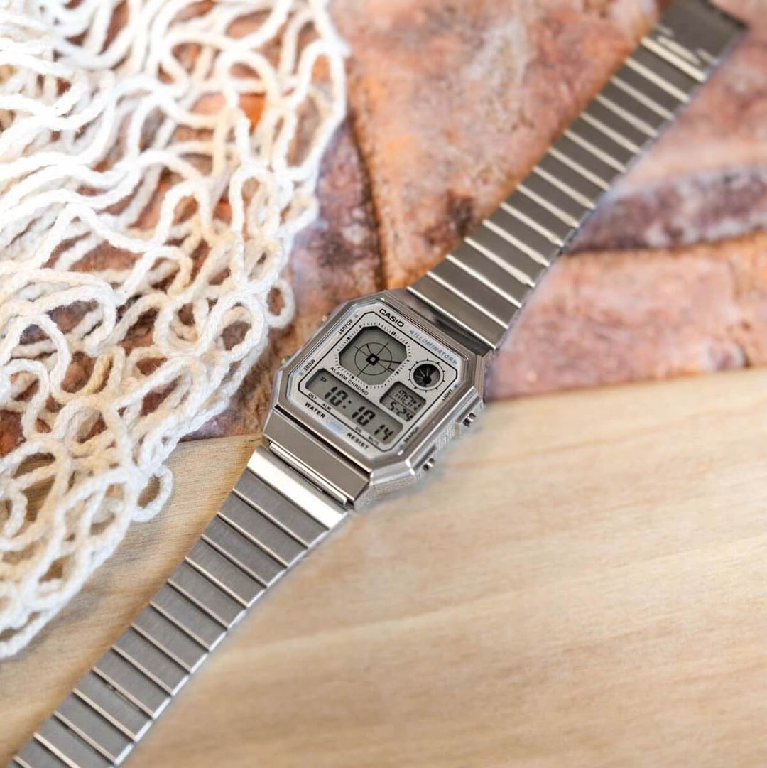 Reloj Casio A130WE-7A plateado claro unisex original en Perú - vista adicional y acabados