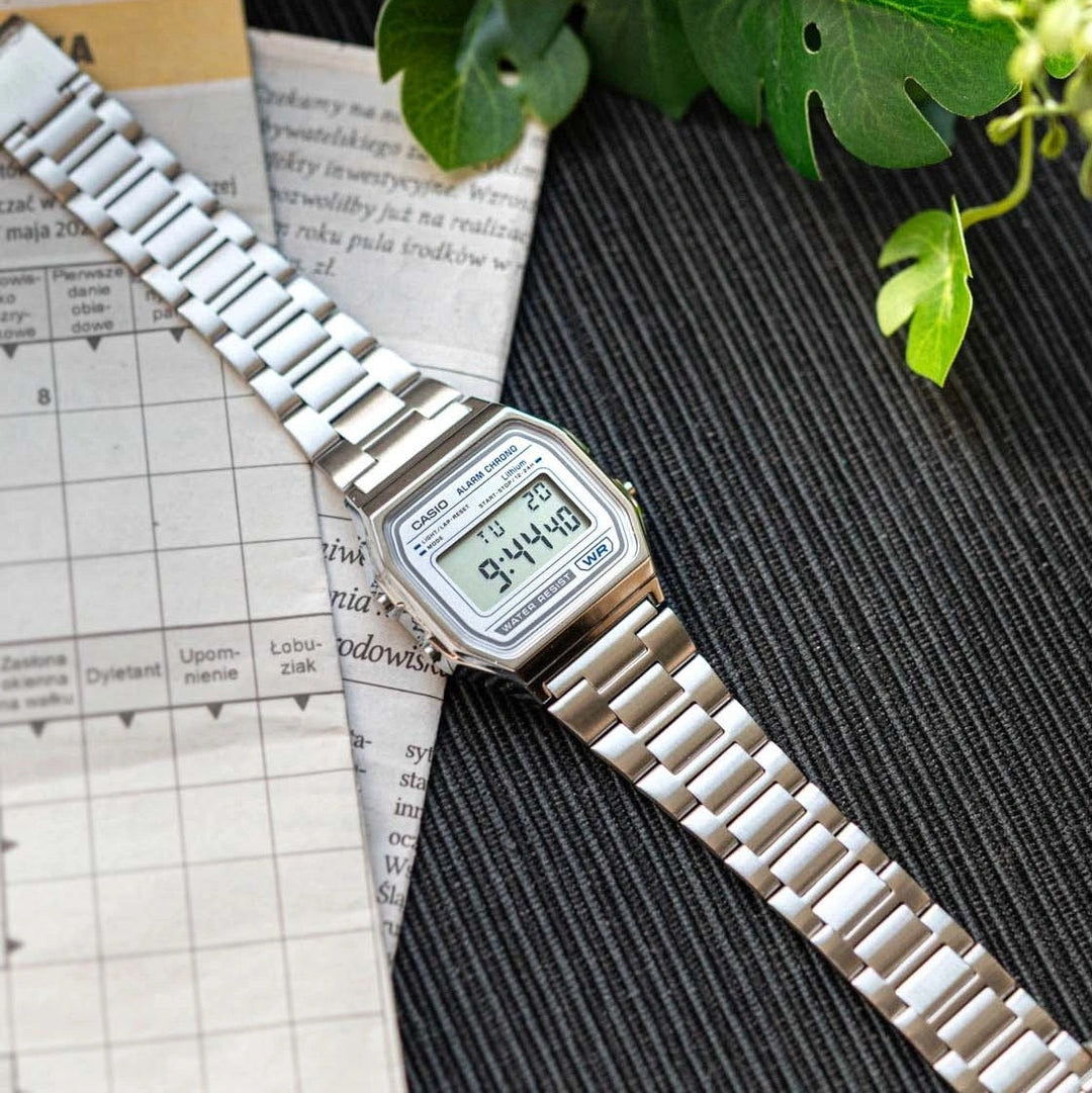 Reloj Casio A158WEA-7 plateado con detalles azules unisex original en Perú - vista adicional y acabados
