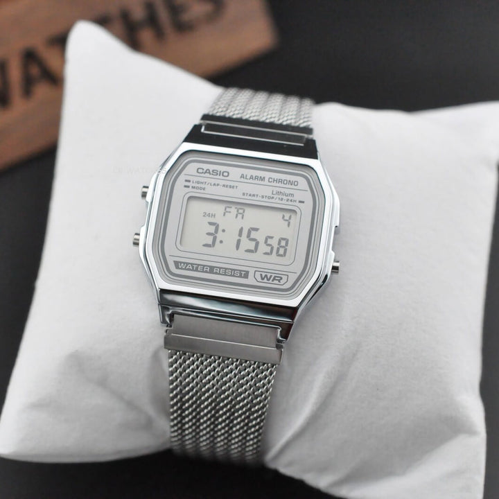Reloj Casio A158WEM-7 plateado y gris claro unisex original en Perú - detalle de caja y correa