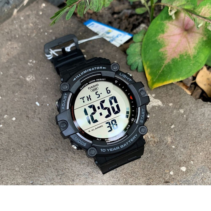 Reloj Casio AE-1500WH-1AV negro resina original en Perú - detalle de esfera y diseño
