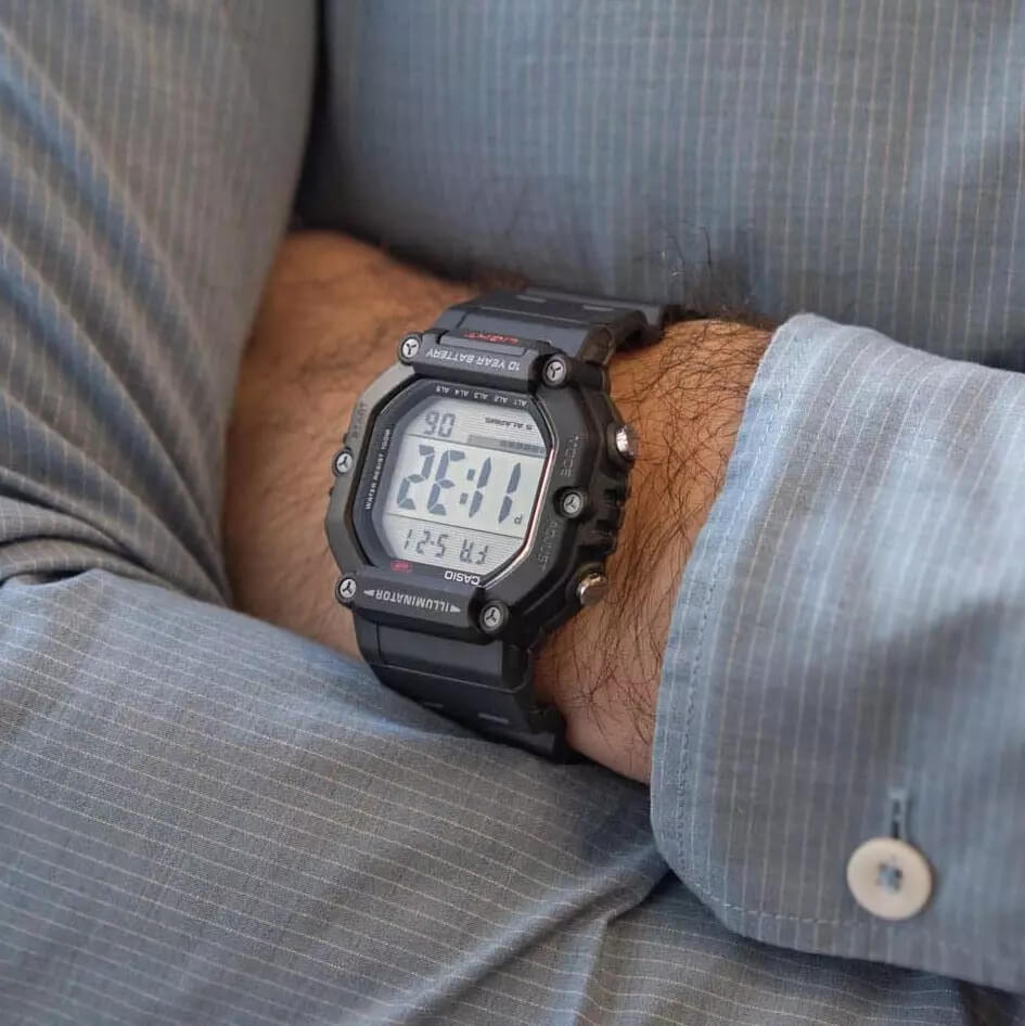 Reloj Casio AE-1600H-1AV digital negro original en Perú - detalle de correa y acabados