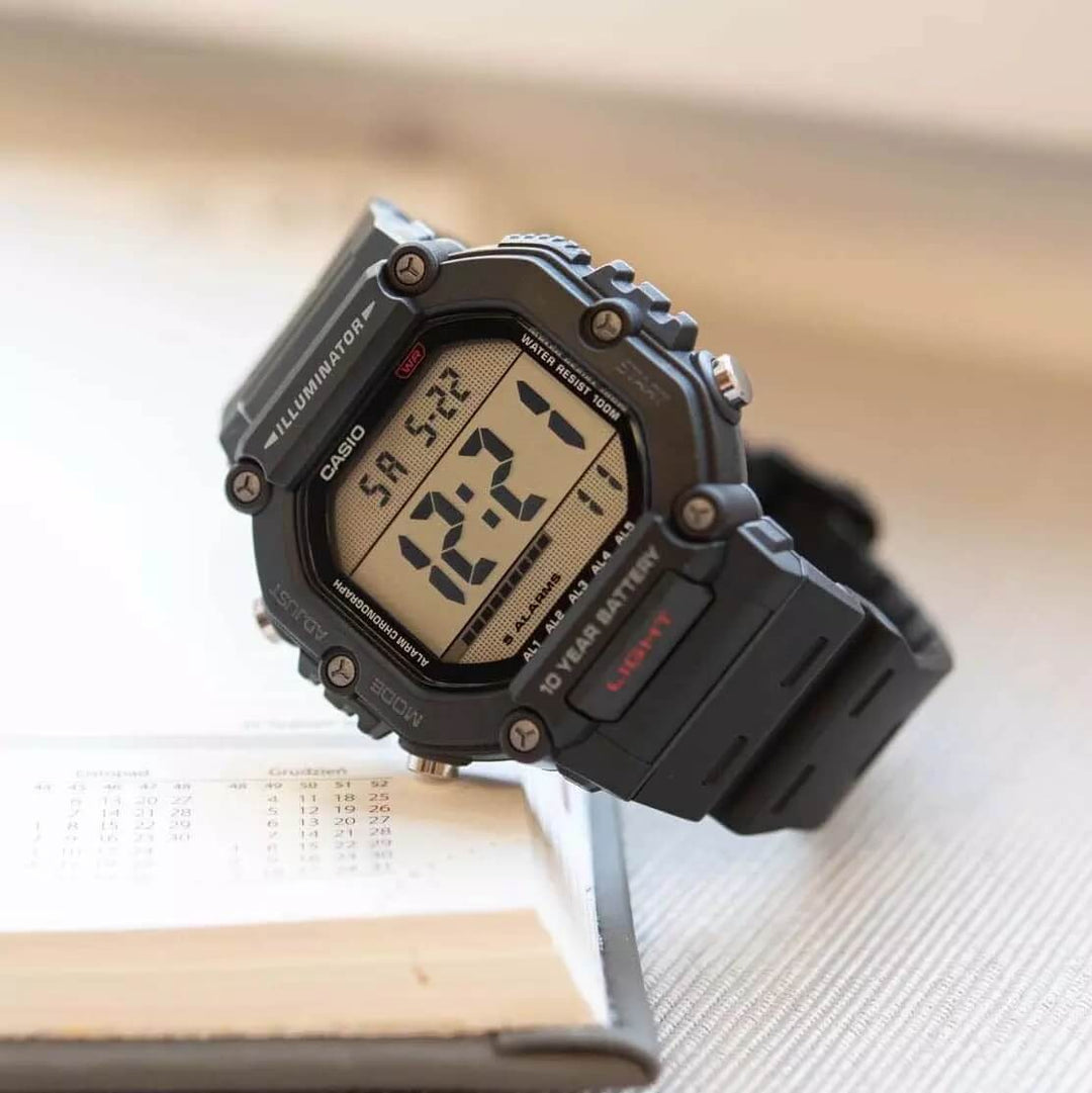 Reloj Casio AE-1600H-1AV digital negro original en Perú - detalle de caja y pantalla digital