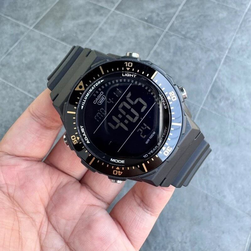 Reloj Casio AE-1700H-1B negro con detalles dorados para hombre original en Perú - detalle de esfera o pantalla