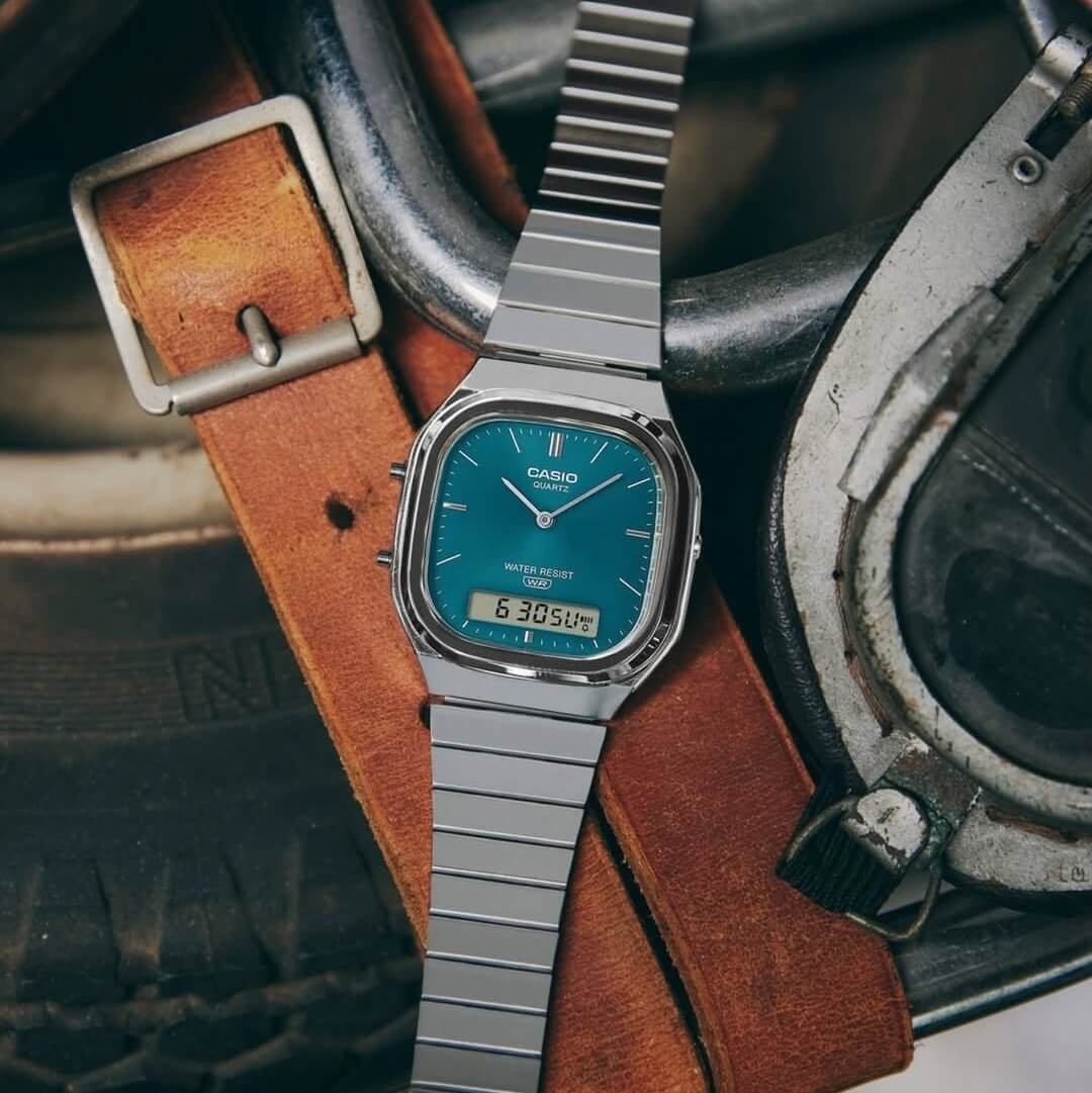 Reloj Casio AQ-240E-3A esfera verde sunray display dual y hora dual detalle | Jherr Perú