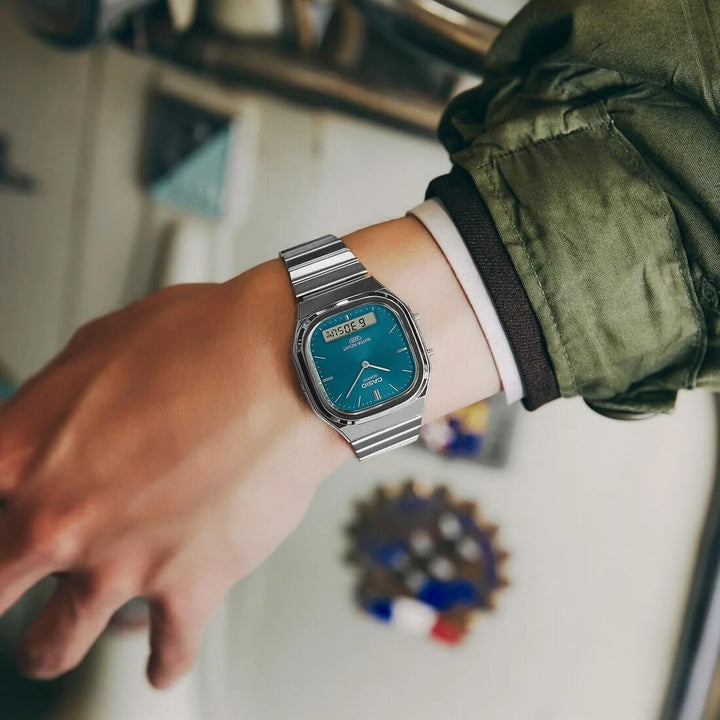 Reloj Casio AQ-240E-3A brazalete de acero plateado cierre ajustable detalle | Jherr Perú