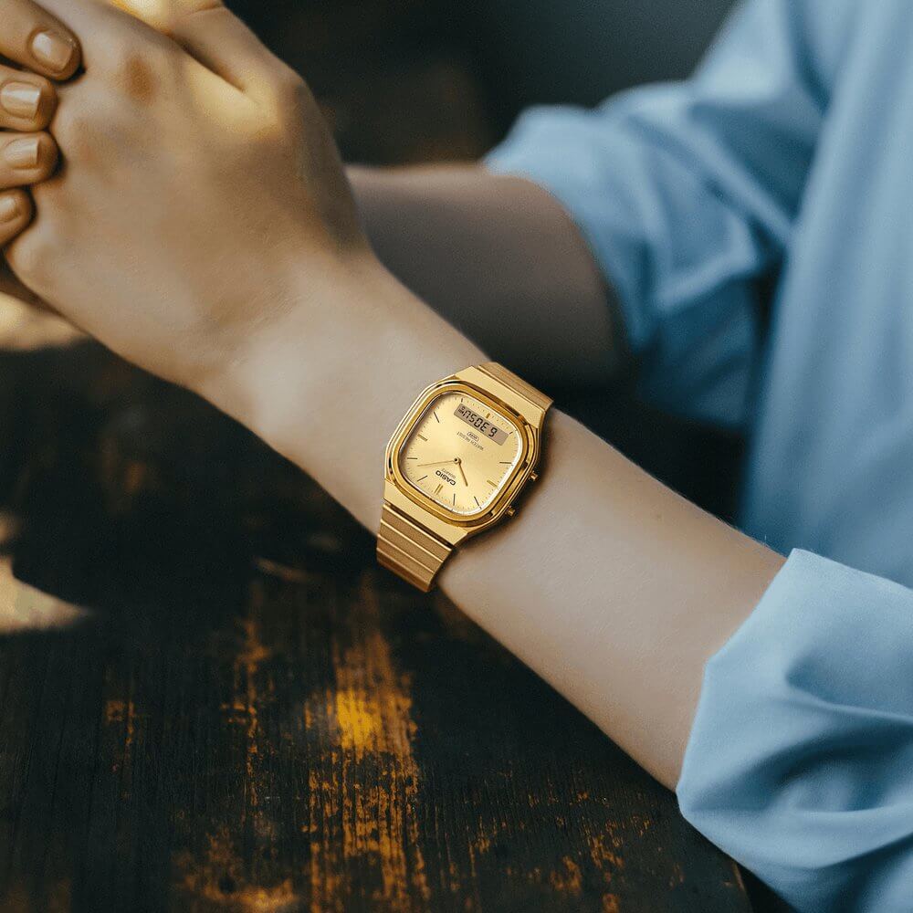 Reloj Casio AQ-240EG-9A esfera champagne sunray display dual y hora dual detalle | Jherr Perú