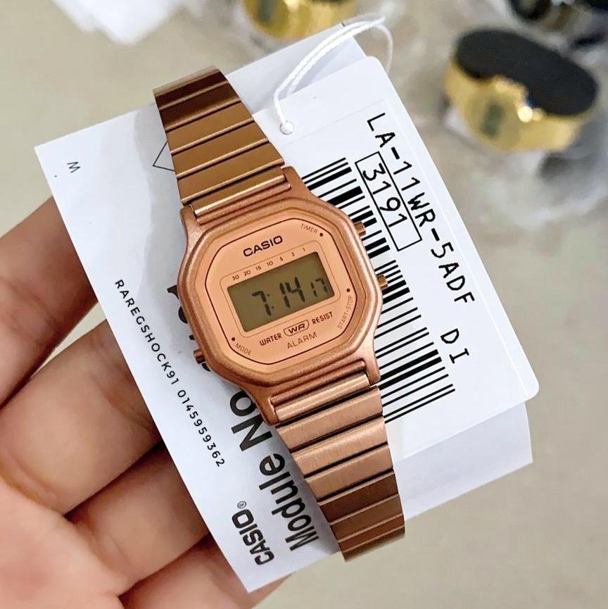 Reloj Casio Vintage LA-11WR-5ADF Digital Mujer Oro rosa Original LA-11WR-5ADF vista lateral y correa en Jherr Perú
