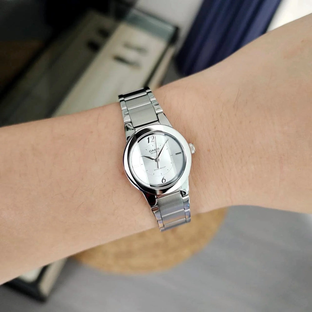 Reloj Casio LTP-1230D-7CDF Análogo Mujer Acero Plateado Original foto 2 - reloj Casio original en Perú | Jherr Perú