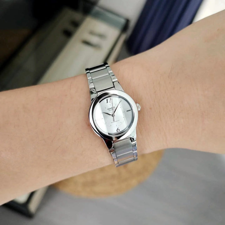 Reloj Casio LTP-1230D-7CDF Análogo Mujer Acero Plateado Original foto 2 - reloj Casio original en Perú | Jherr Perú