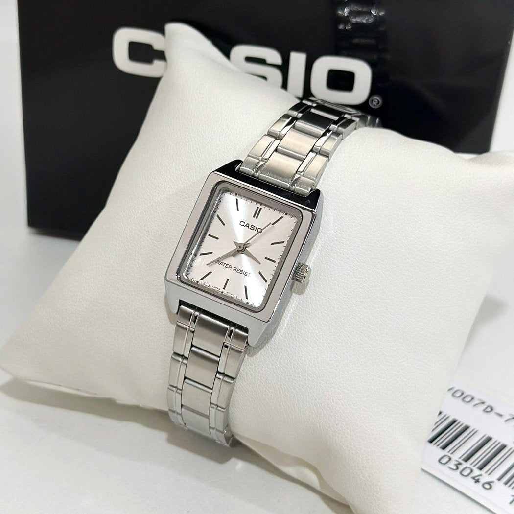 Reloj Casio LTP-V007D-7E blanco y plateado acero inoxidable original en Perú - detalle de esfera y diseño
