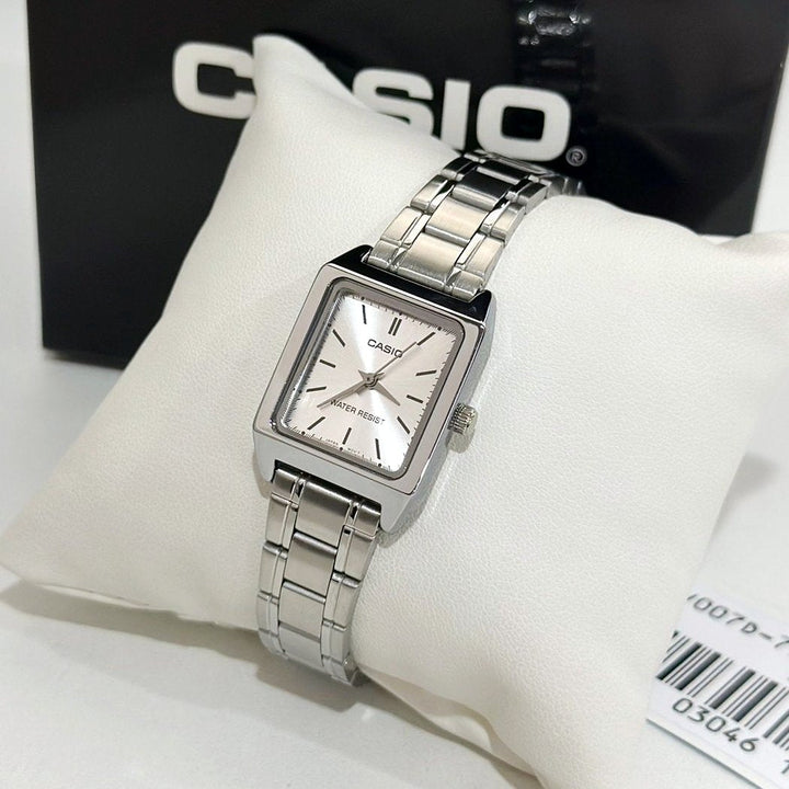 Reloj Casio LTP-V007D-7E blanco y plateado acero inoxidable original en Perú - detalle de esfera y diseño