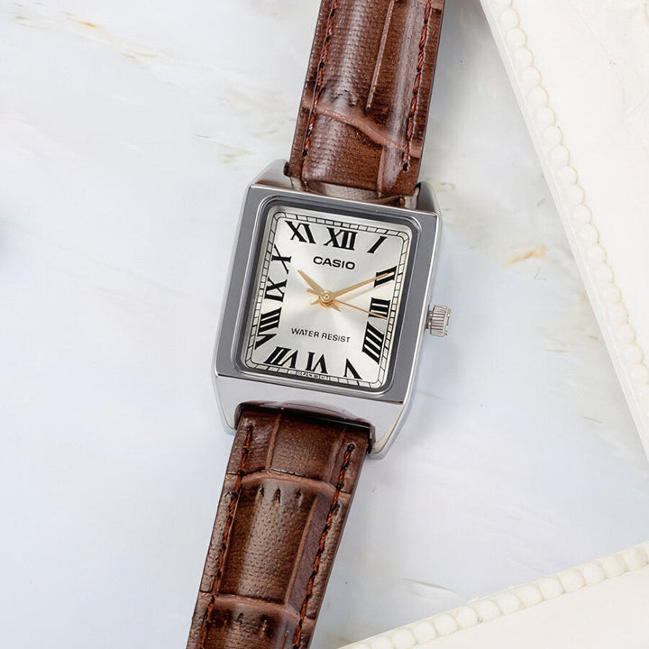 Reloj Casio LTP-V007L-9B champagne y marrón cuero marrón original en Perú - vista adicional y acabados