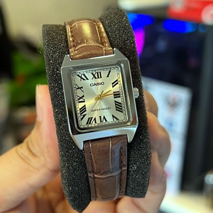Reloj Casio LTP-V007L-9B champagne y marrón cuero marrón original en Perú - detalle de caja y correa
