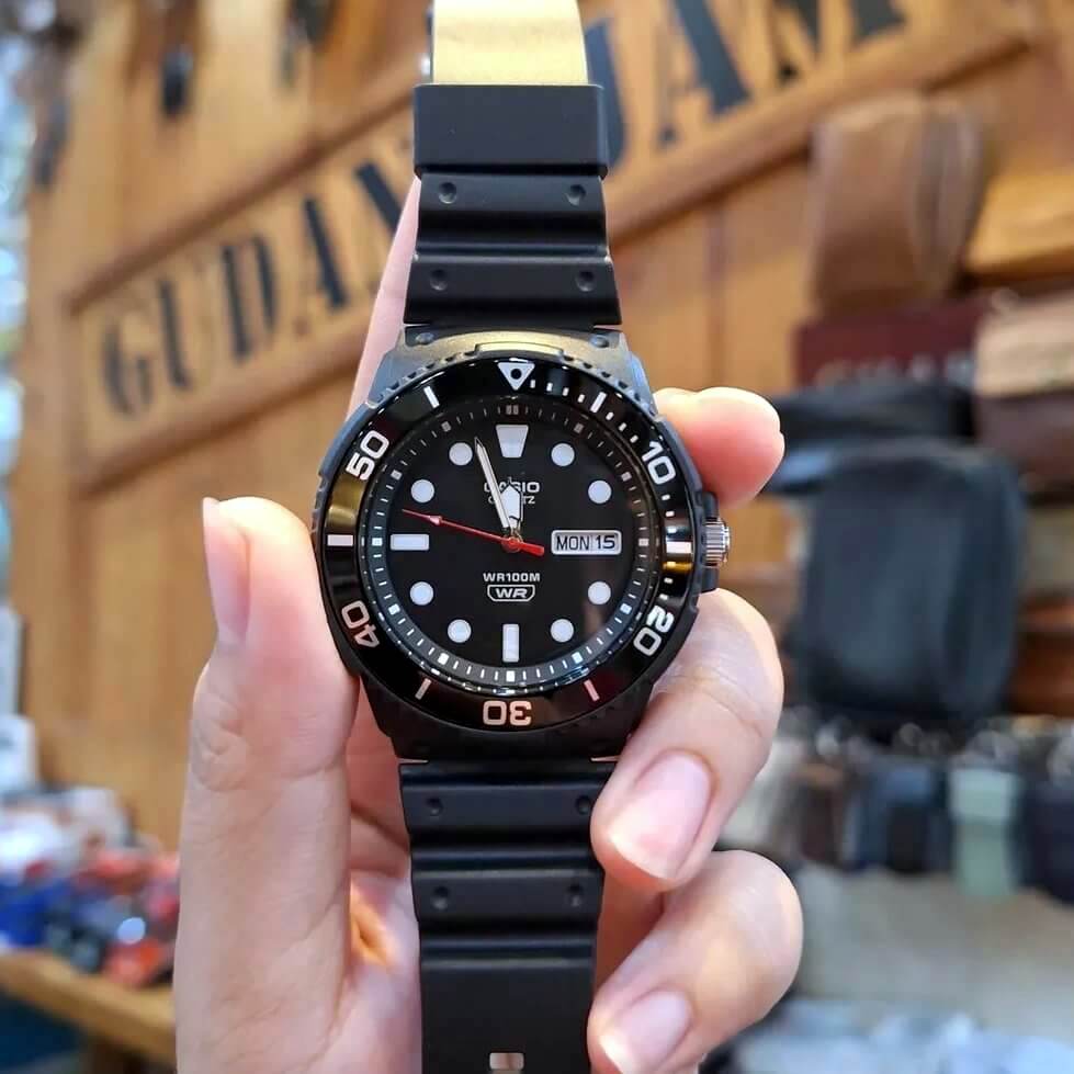 Reloj Casio MRW-230H-1E1V negro hombre original en Perú - detalle de esfera o pantalla