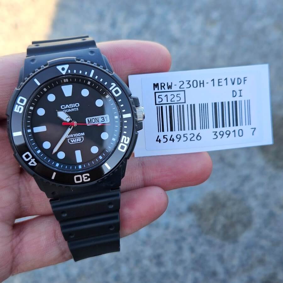 Reloj Casio MRW-230H-1E1V negro hombre original en Perú - detalle de caja y correa