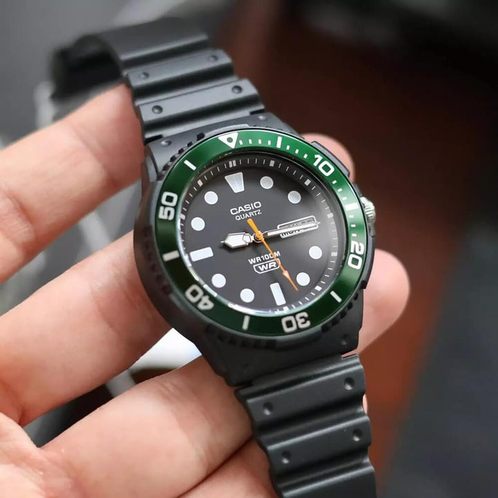 Reloj Casio MRW-230H-1E3V negro con acentos deportivos hombre original en Perú - detalle de esfera o pantalla