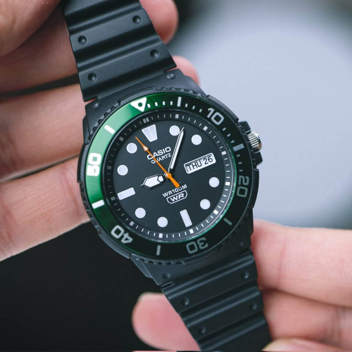 Reloj Casio MRW-230H-1E3V negro con acentos deportivos hombre original en Perú - detalle de caja y correa