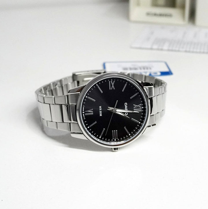 Reloj Casio MTP-1303DD-1A negro y plateado para hombre original en Perú - detalle de caja y correa