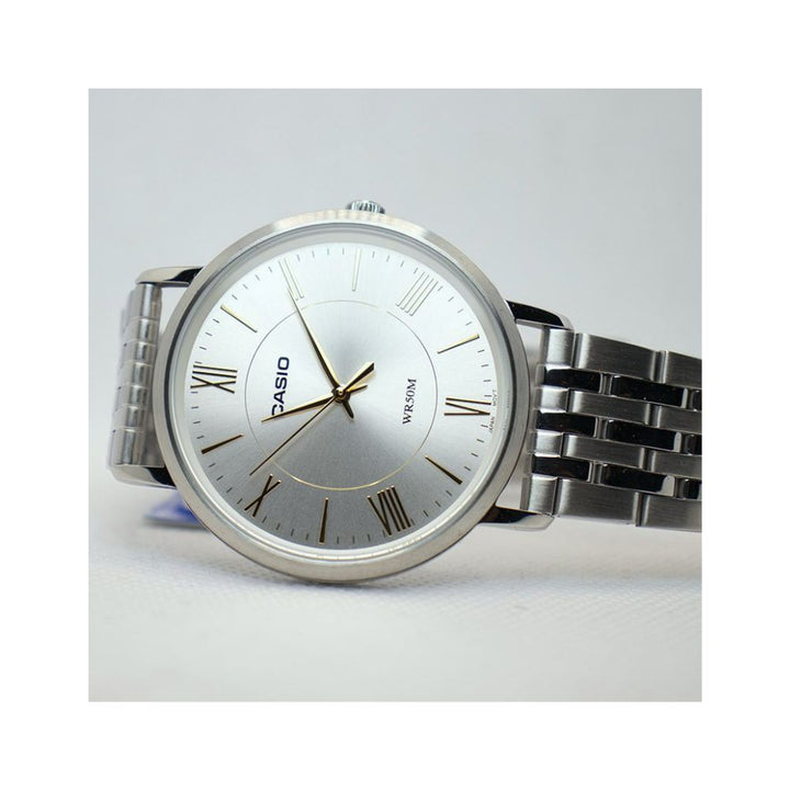 Reloj Casio MTP-B110D-7AV blanco y plateado acero inoxidable original en Perú - detalle de esfera y diseño