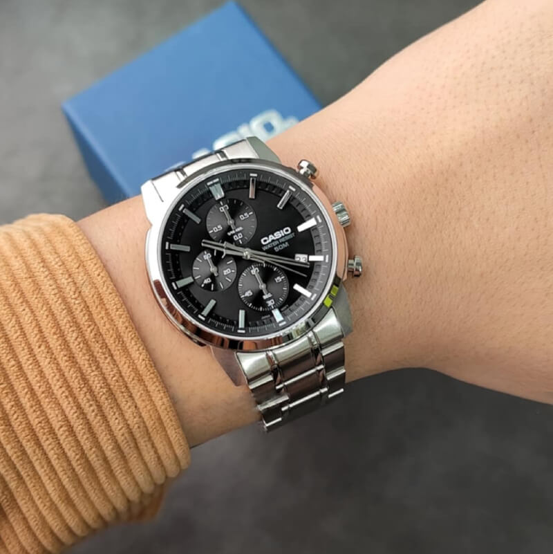 Reloj Casio MTP-E510D-1A1V esfera negra tres subesferas cronógrafo 1/10 segundo detalle | Jherr Perú
