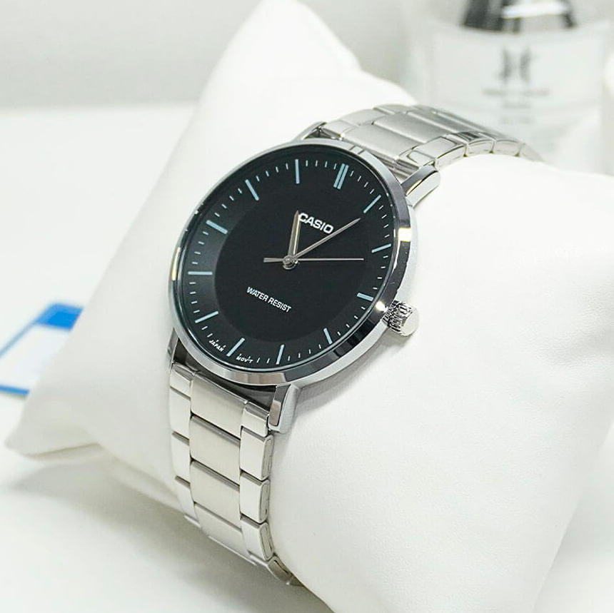 Reloj Casio MTP-VT04D-1E negro y plateado hombre original en Perú - detalle de esfera o pantalla