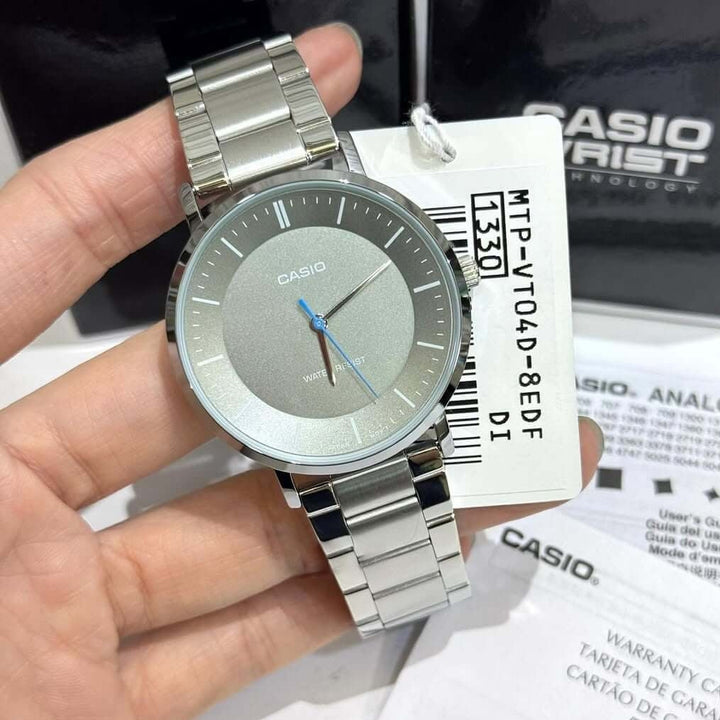 Reloj Casio MTP-VT04D-8E gris y plateado hombre original en Perú - detalle de esfera o pantalla