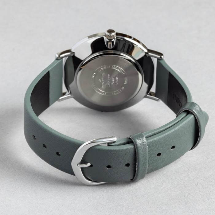 Reloj Casio MTP-VT04L-8E gris y negro hombre original en Perú - vista adicional y acabados