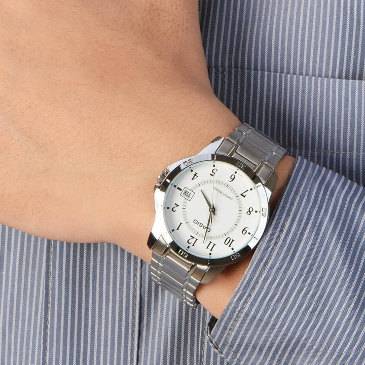 Reloj Casio MTP-V004D-7B blanco acero fecha hombre original en Perú - detalle de esfera pantalla y diseño | Jherr