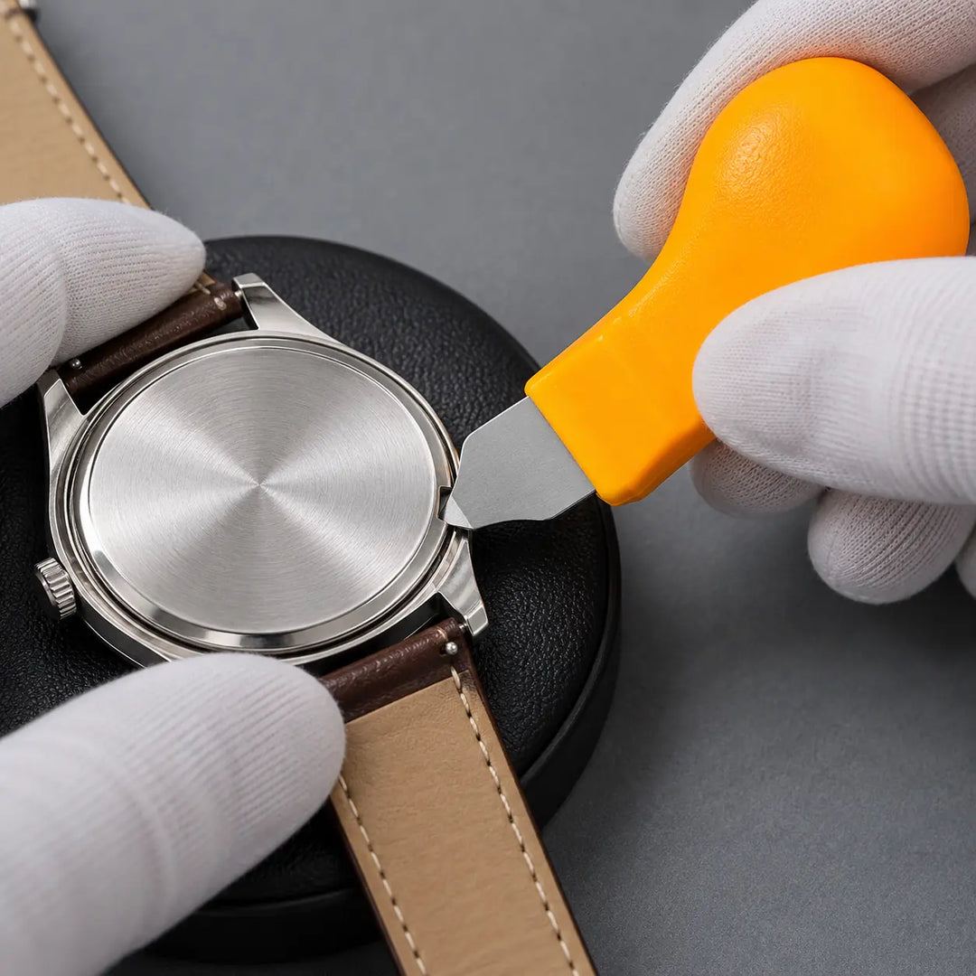Herramienta para abrir reloj junto a una tapa trasera a presión desmontada