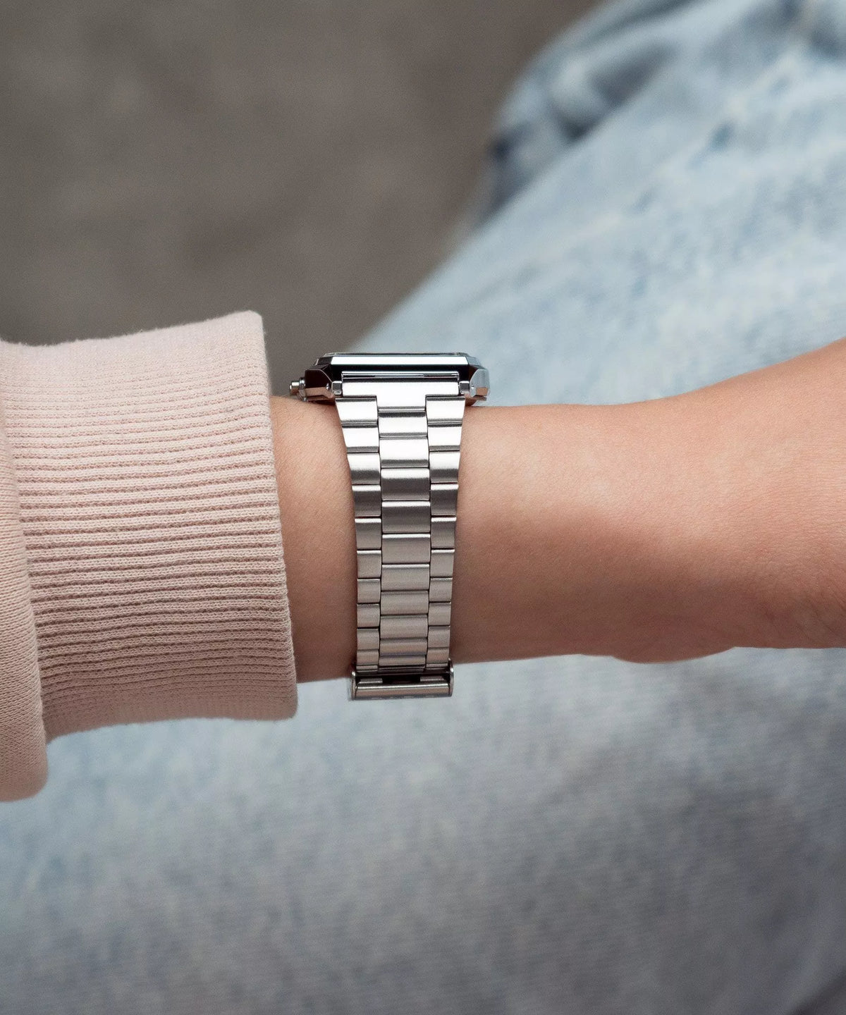 Casio Vintage AQ-230A-9A — Reloj Analógico-Digital con Esfera Dorada y Pulsera de Acero en muñeca.