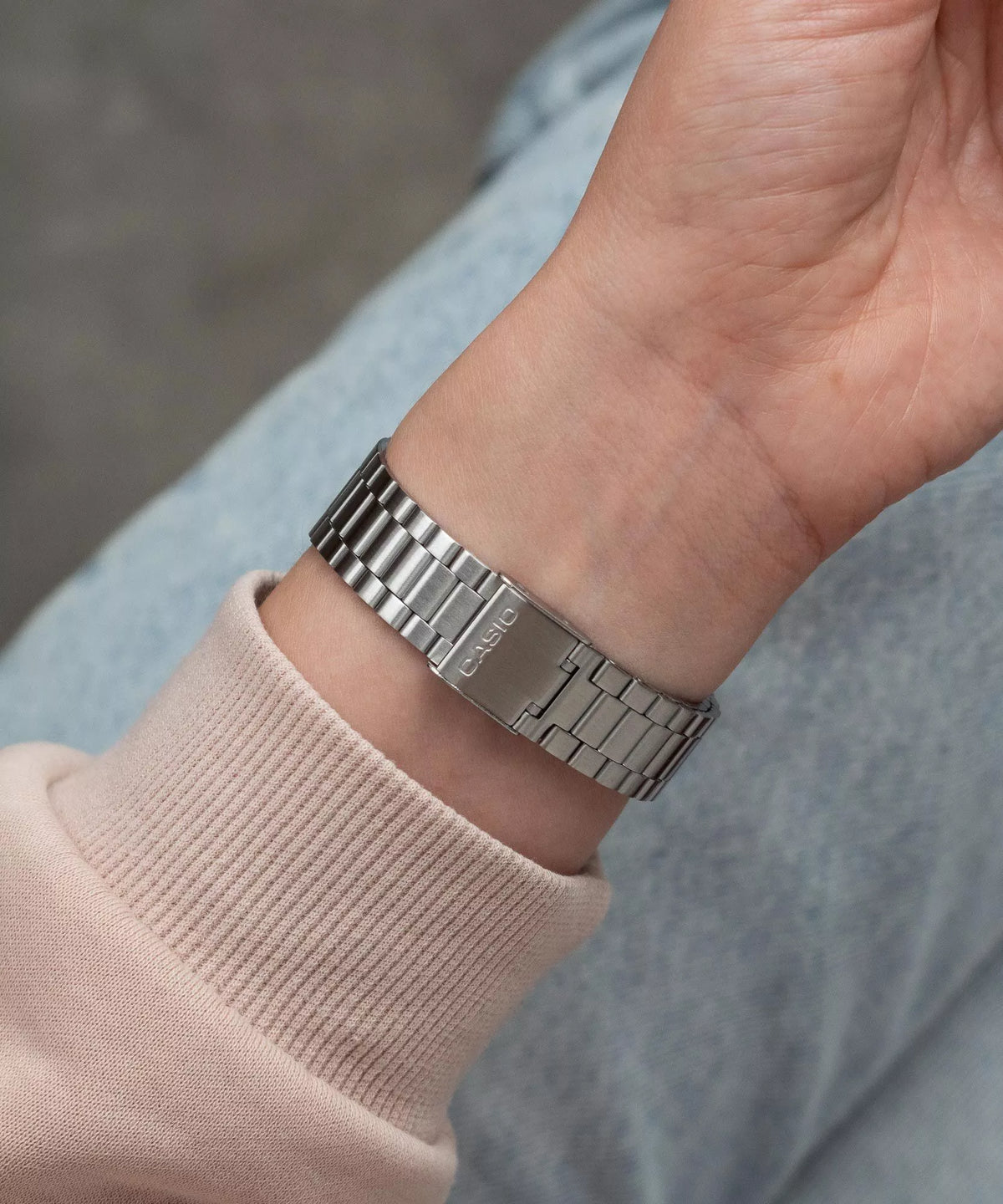 Casio Vintage AQ-230A-9A — Pulsera de acero inoxidable en muñeca.