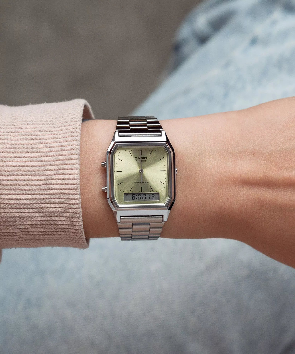 Casio Vintage AQ-230A-9A — Reloj Analógico-Digital con Esfera Dorada y Pulsera de Acero en muñeca.