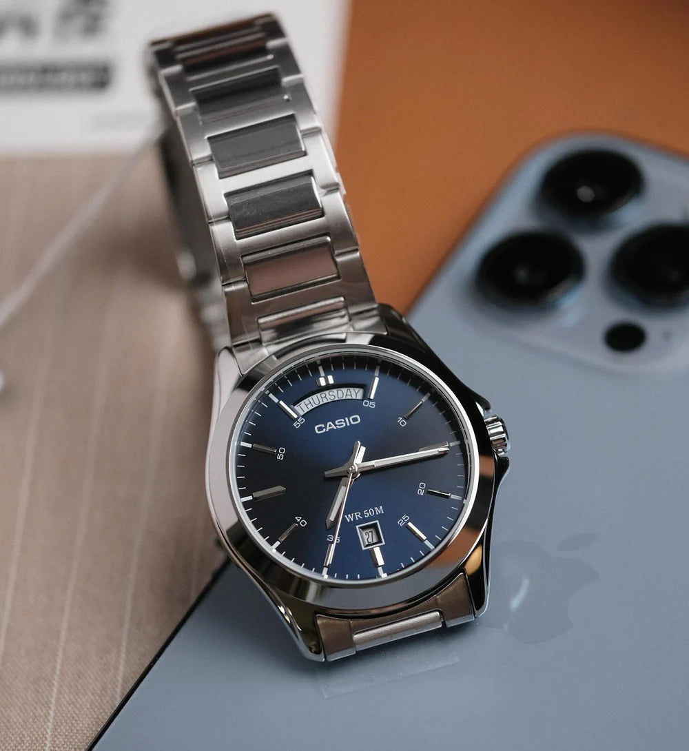Reloj Casio MTP-1370D-2A2V original con carátula azul y brazalete de acero inoxidable.