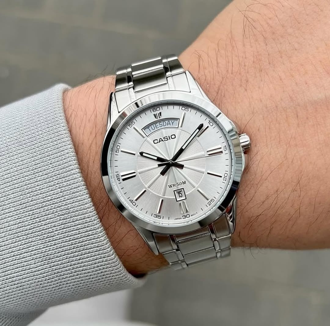 Reloj Casio MTP-1381D-7A blanco puesto en muñeca hombre brazalete acero plateado original en Perú