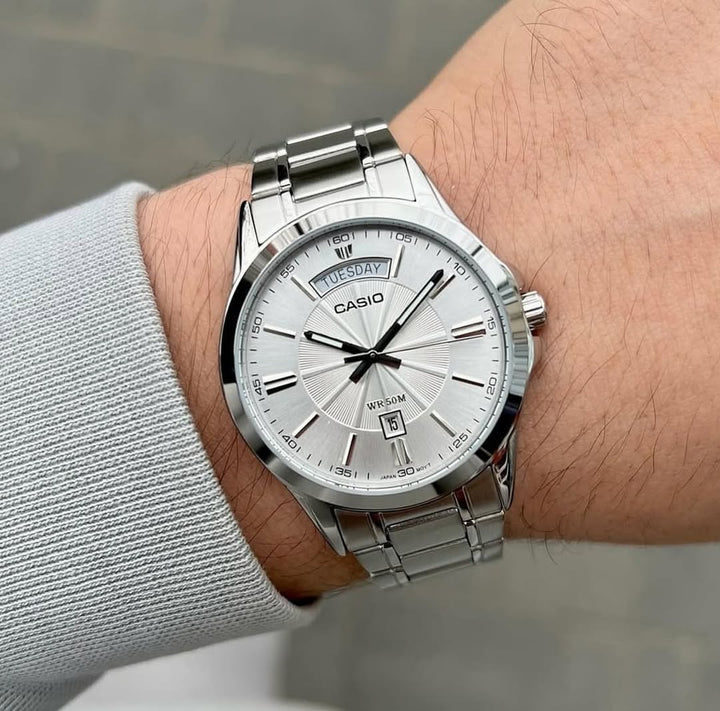 Reloj Casio MTP-1381D-7A blanco puesto en muñeca hombre brazalete acero plateado original en Perú