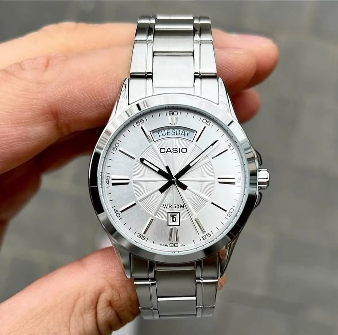 Vista frontal reloj Casio MTP-1381D-7A esfera blanca brazalete acero plateado hombre original Perú