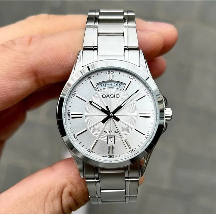 Vista frontal reloj Casio MTP-1381D-7A esfera blanca brazalete acero plateado hombre original Perú