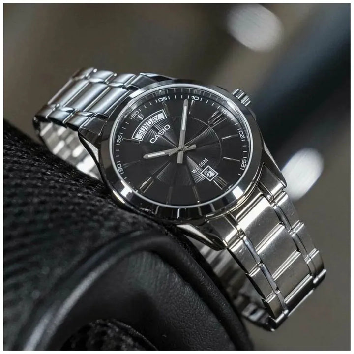 Reloj Casio MTP-1381D-8AV azul puesto en muñeca hombre brazalete acero plateado original en Perú