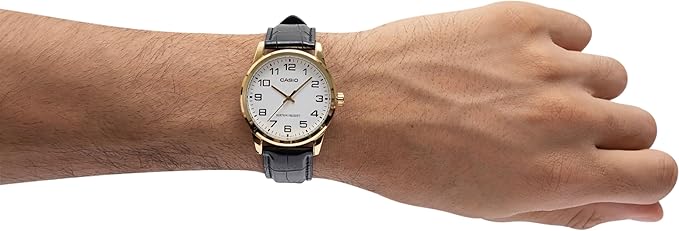 Reloj Casio MTP-V001GL-7B puesto en muñeca hombre correa cuero negro caja dorada original Perú
