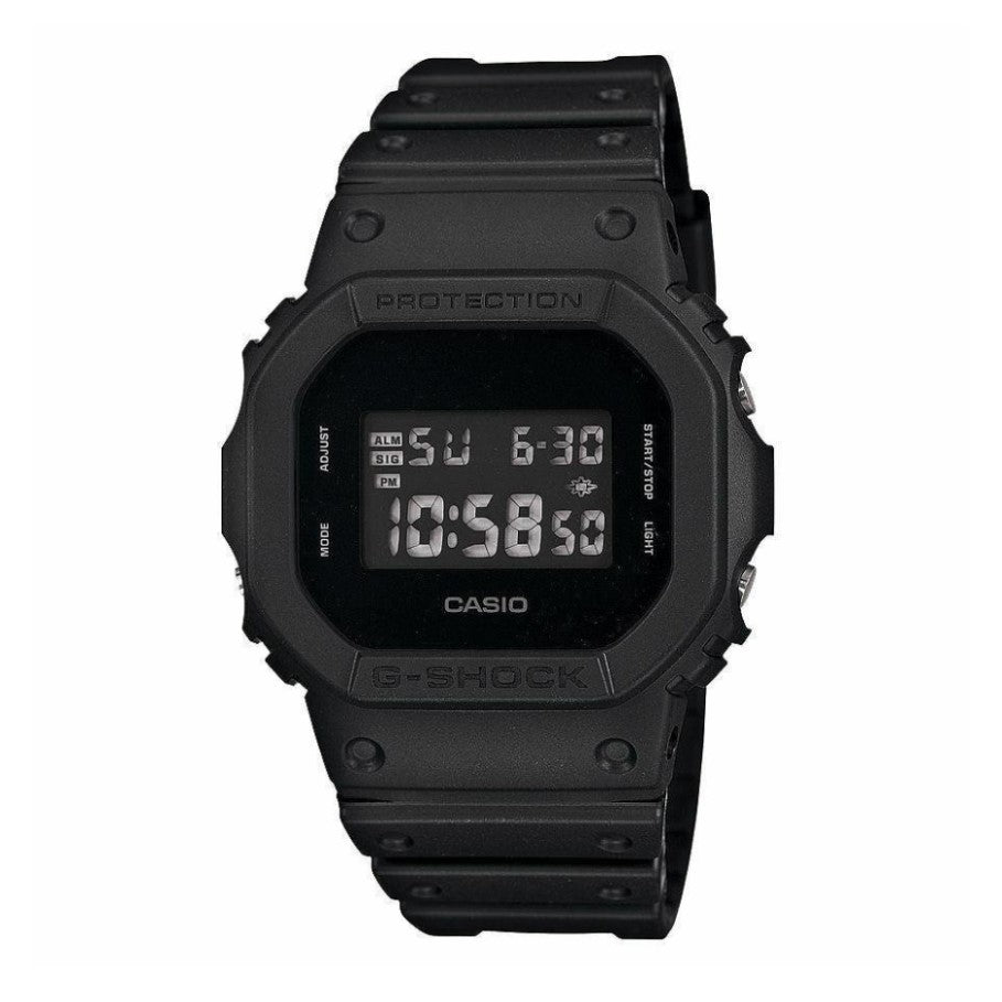 DW-5600BB-1 Casio G-Shock negro mate con pantalla digital oscura y correa de resina.