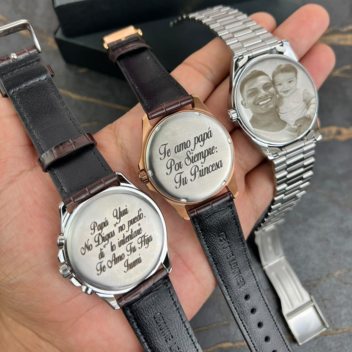 Tres relojes grabados a láser para papá: dos con frases y uno con fotograbado láser de padre e hijo.