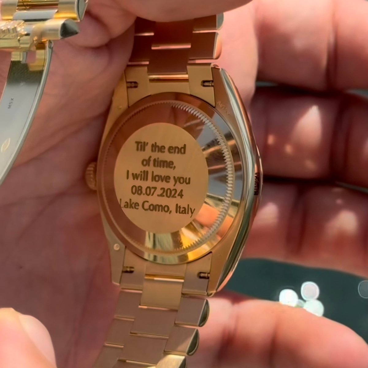 Grabado Láser Personalizado en Reloj Dorado marca Exclusiva - Jherr Perú