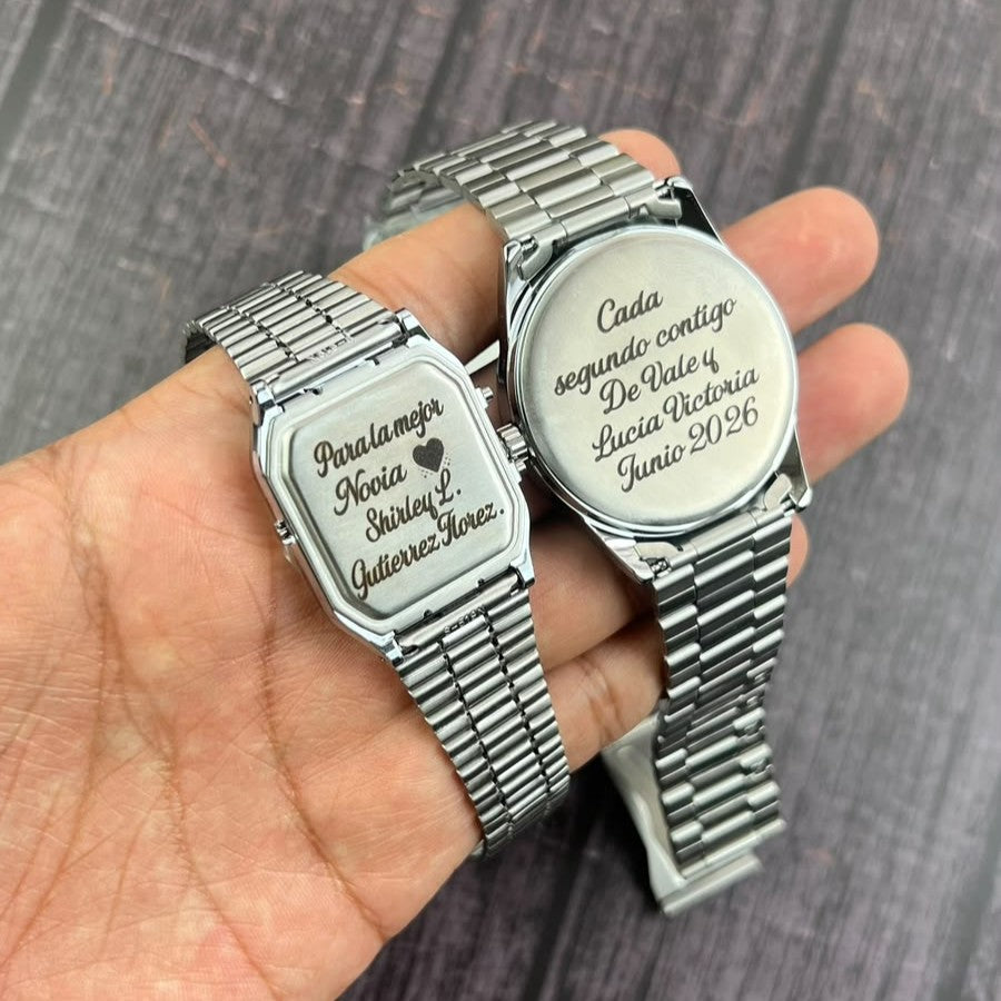 Dos relojes de acero para pareja con frases personalizadas y grabado láser en las tapas.