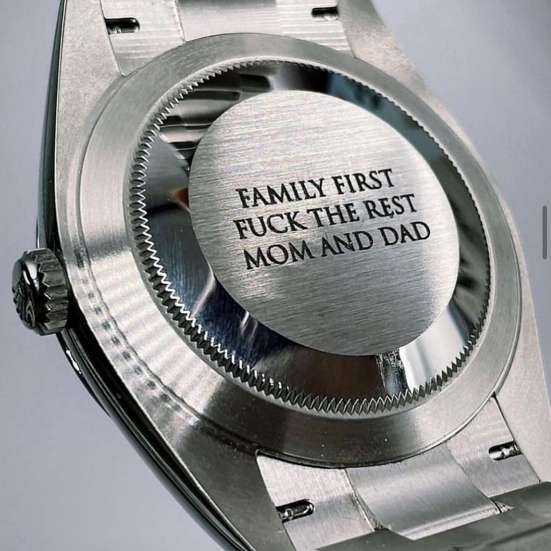 Grabado láser personalizado en la tapa de un reloj de acero inoxidable realizado por Jherr Perú.