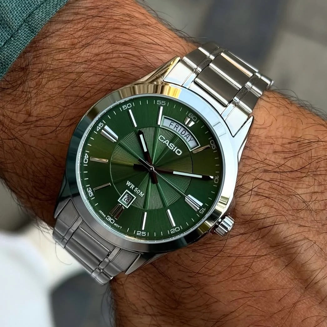 MTP-1381D-3AV Casio verde en muñeca, vista frontal de la esfera y el calendario