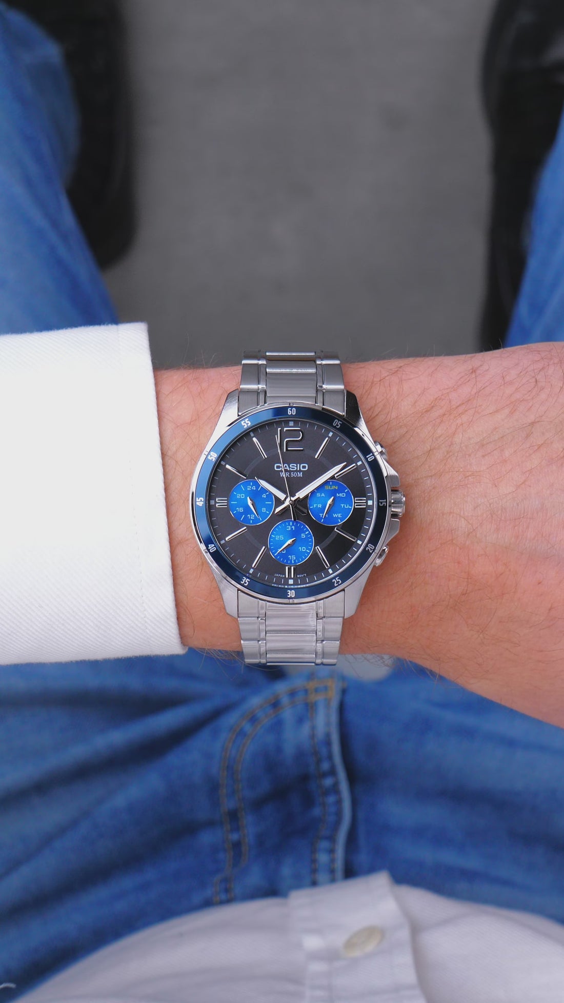 Casio MTP-1374D-5A – Reloj Multifunción para Hombre de Acero Plateado y Esfera Roja
