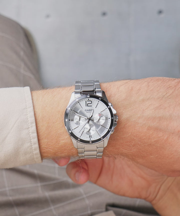 Reloj Casio Hombre MTP-1374PD-7A — Multifunción Analógico Correa Acero Blanco