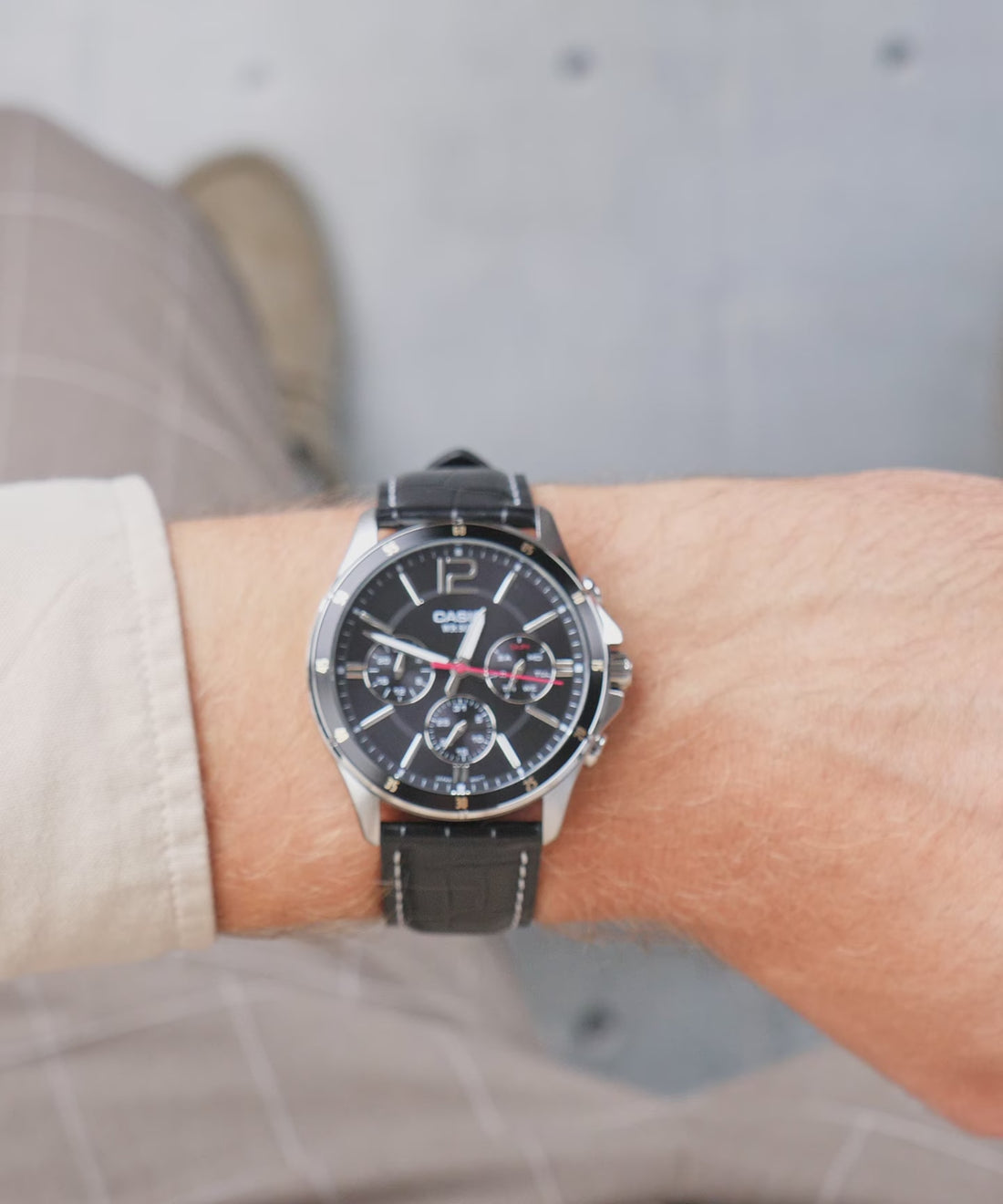 Reloj Casio MTP-1374PL-1A con esfera negra y correa de cuero negro lifestyle